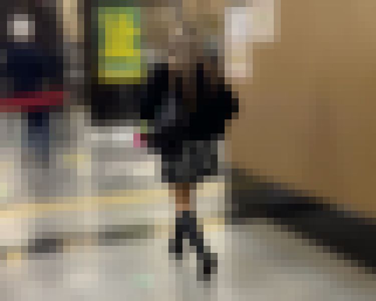 【逆さ撮り】黒スカート、ブーツの女の子の青パンティ　サンプル画像3