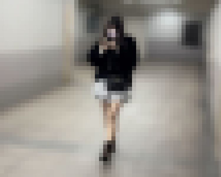 【逆さ撮り】黒のファーに白いスカートを身につけた女の子の白パンティ　サンプル画像1