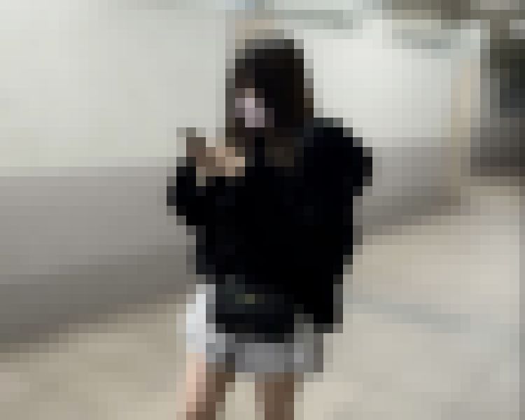 【逆さ撮り】黒のファーに白いスカートを身につけた女の子の白パンティ　サンプル画像2