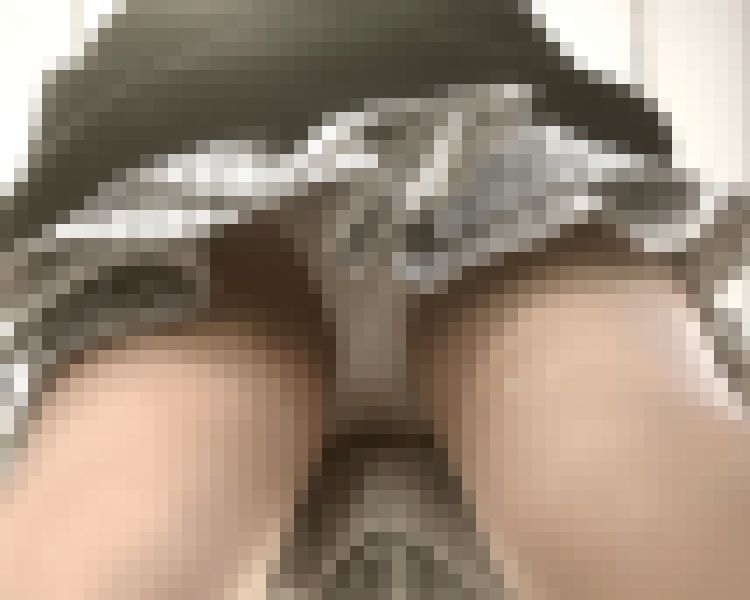 【逆さ撮り】黒のファーに白いスカートを身につけた女の子の白パンティ　サンプル画像4