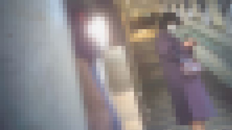 ロングコート生脚お姉さんを下から密着取材　サンプル画像1