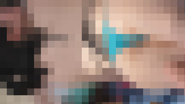 【4Ｋ60P】海水浴場でビーチ尻撮り！part2 サンオイル塗りに夢中なお姉様を執着撮り！　サンプル画像2