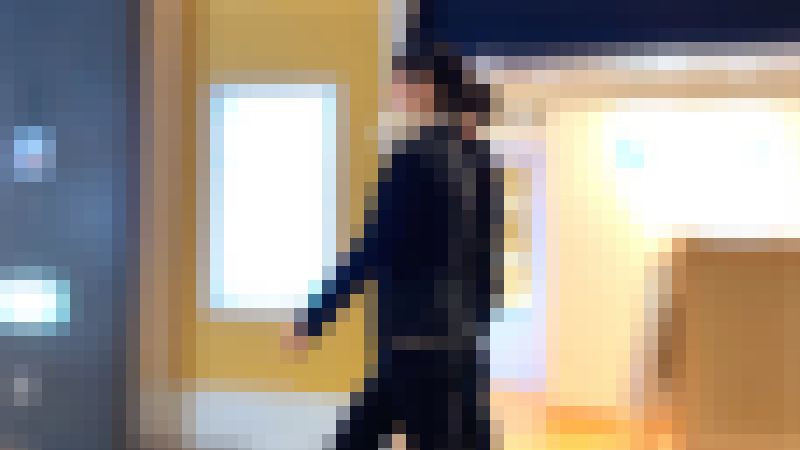 【４K・高画質】#62 就活後に私服彼氏と歩くリクスーJDさんが階段で見せつけるPライン　サンプル画像1