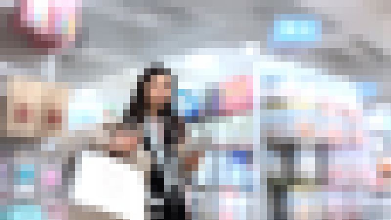 【４K・高画質】#67 白のタイトスカートから浮き出るPラインをしつこく店内追い撮り　サンプル画像1