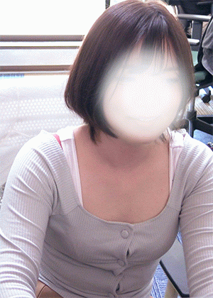 パンティが濡れちゃって大変なことに！ ローアングルから覗くスカートの中 サンプル画像