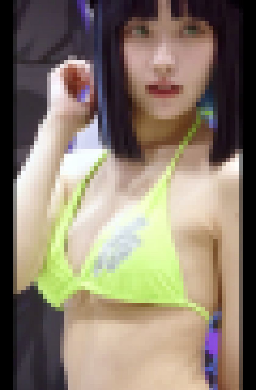 ほとんど裸の紐ビキニおっぱいに密着！冬のコ●ケで撮影したコスプレイヤーがエロすぎた　サンプル画像3