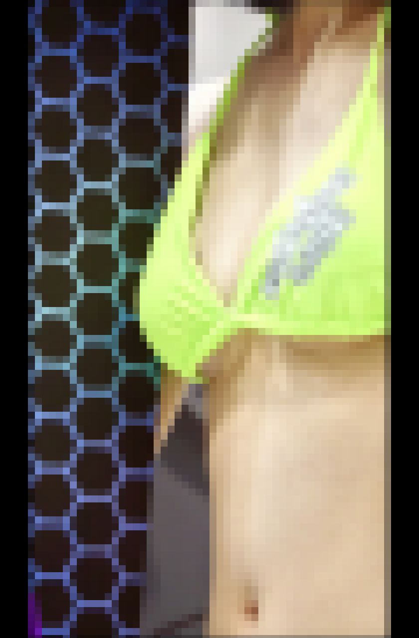 ほとんど裸の紐ビキニおっぱいに密着！冬のコ●ケで撮影したコスプレイヤーがエロすぎた　サンプル画像4