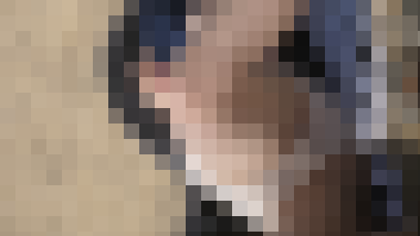 【4Ｋ60P】海水浴場でビーチ尻撮り！part3 M字開脚で悶えるお姉様を執着取り！　サンプル画像2