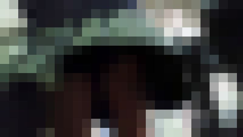 【卑劣】体調が悪くなった制服JKに背後からカメラが迫る　サンプル画像4