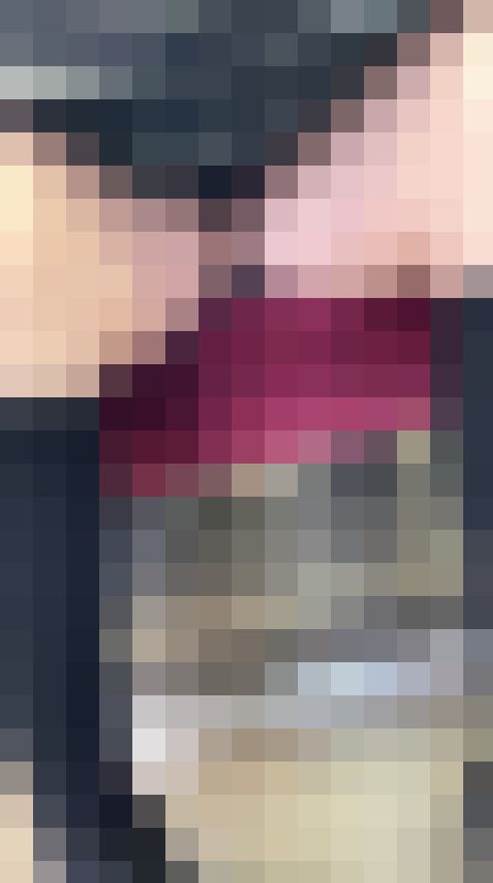 ミニスカでガパーッ！人目を憚らず大開脚… サンプル画像