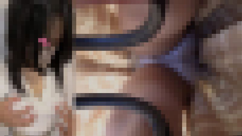 複数密着お触りで感じてしまう黒髪ロングの地味子。乳首弄りと手マンで腰がウネつき、吐息漏れる　サンプル画像2