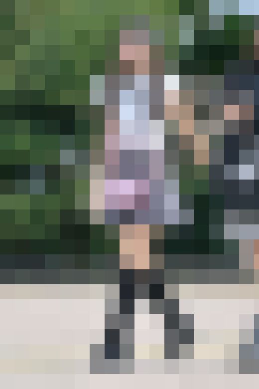 私服っ娘特集 vol.58：白のブラウスにミニスカートを履いたモデルさん。笑顔でピースサインをありがとう♪他、多数収録！　サンプル画像4