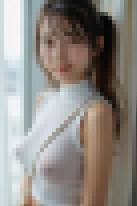 【動画】タンクトップのお姉さんが裾をまくり上げておっぱいチラ見せサービス?　サンプル画像2