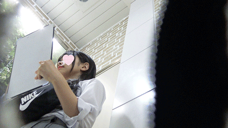 【再販】駅構内で見つけたJKにアンケートさせながらパンチラを狙う 画像