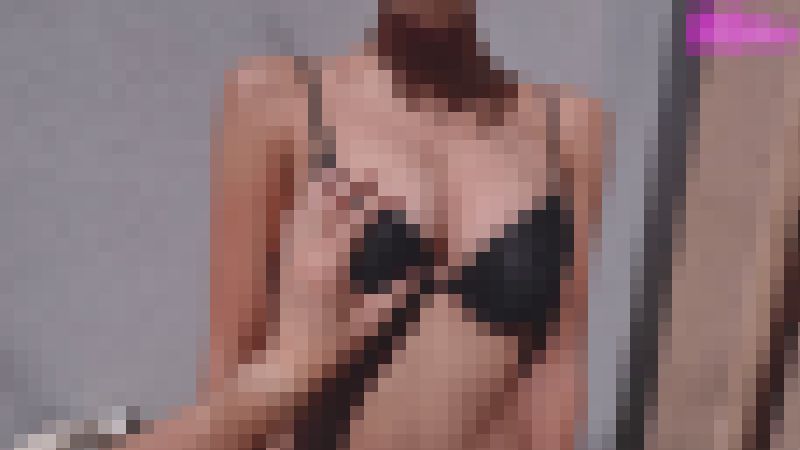 海水浴場でこっそり露出するビキニ娘（2）胸チラ、恥ずかしがりながら生尻・乳首見せ　サンプル画像3