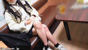 【動画】１８才制服プリーツスカートLKちゃんの黒ソックス！素足！インナーパンツ脱ぎ生パンチラ！ サンプル画像