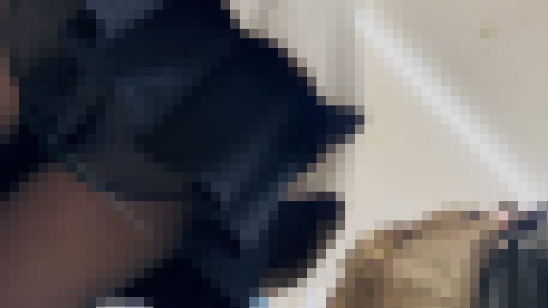 ベージュコートに黒ストミニスカ主婦さんのノーP？な様子 Sh31S-4K　サンプル画像3