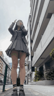 キャバ嬢のミニスカが風でめくれてぱんつ全開になってるところとか見たくない？おへそまでめくれてちゃってるw サンプル画像