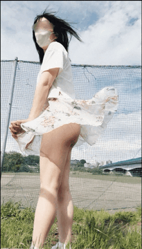 スカートも透け透け?パンツも透け透け?河川敷で風に遊んでもらったよwww サンプル画像