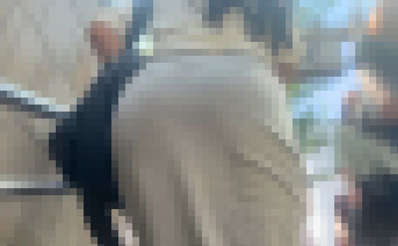 素人女のスケベなケツを見上げて堪能!イヤらしい美巨尻をムニュらせ♂を挑発! サンプル画像1