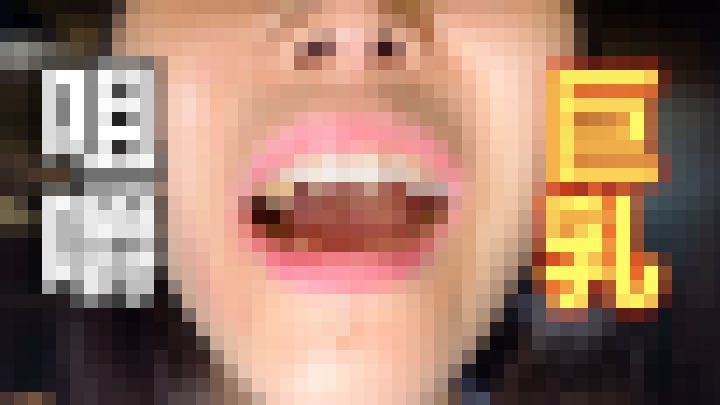 【美巨乳美女のくちゃくちゃ咀嚼】クッキーを唾液まみれで激しく咀嚼！おっぱいプルンプルン揺らしながら口内ドアップ！　サンプル画像1