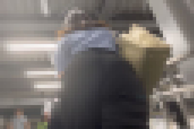 上玉素人OLのパツパツエロ尻を下から堪能!自慢の美巨尻をムニュらせながらパンティラインで♂を誘惑! サンプル画像3