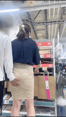 【OL尻モミモミ】買い物中のOL追跡中!!OLに悲劇が!! サンプル画像