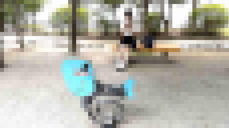 【フルHD】公園ベンチから階段上りまでの高身長スラッと美女パンチラ追跡！水色パンツがめくれ上がる瞬間を捕獲　サンプル画像2