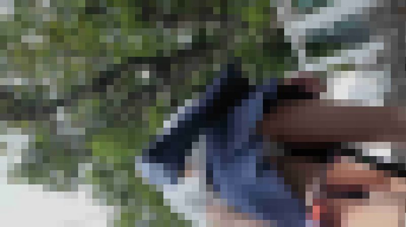 【フルHD】公園ベンチから階段上りまでの高身長スラッと美女パンチラ追跡！水色パンツがめくれ上がる瞬間を捕獲　サンプル画像5