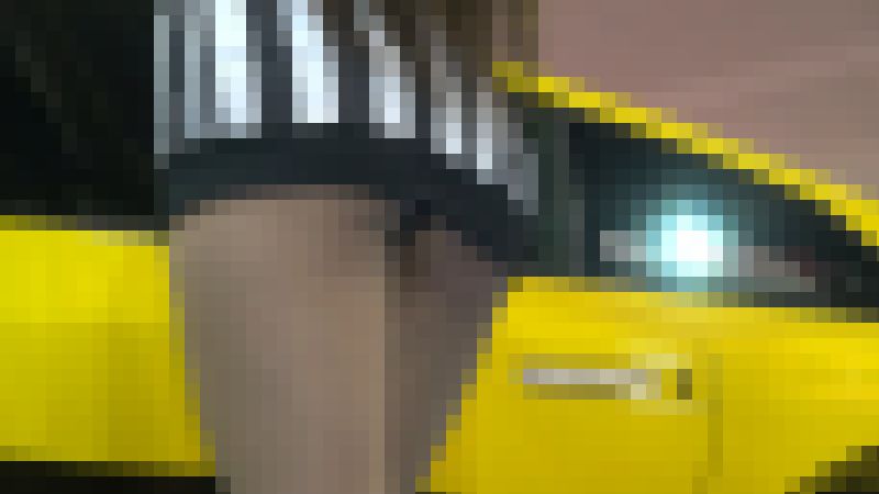 【再販】スカートが短すぎる衣装のキャンギャルなのですぐにパンチラしちゃう夢みたいなブースでパンチラ祭り　サンプル画像1