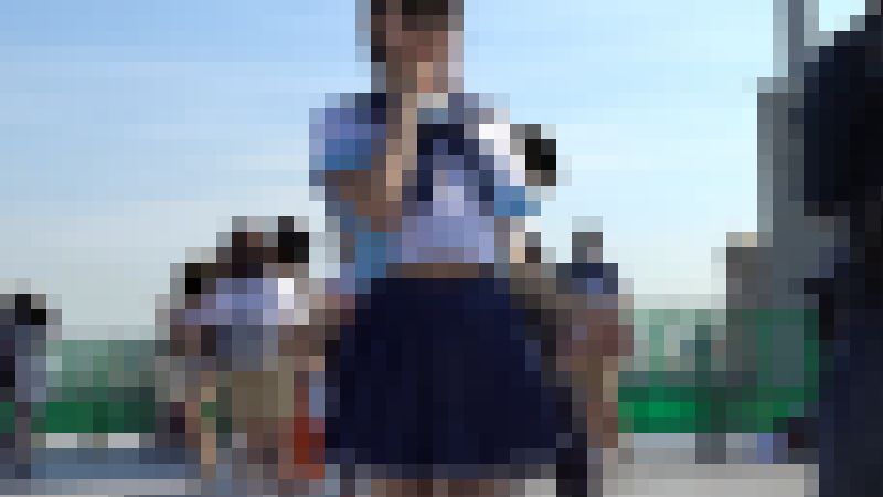 【再販】アイドルレイヤー登場でカメコ大集合。風でチラチラ、ブラもチラチラ　サンプル画像2