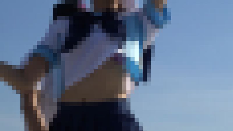 【再販】アイドルレイヤー登場でカメコ大集合。風でチラチラ、ブラもチラチラ　サンプル画像3