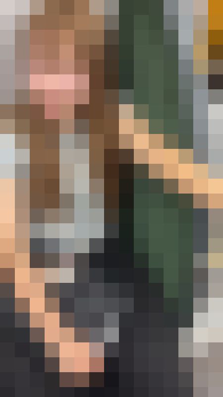【おっぱいの膨らみ対決4】にこっと笑う表情が可愛いギャルと可愛い明るいショートヘア女子の胸の膨らみバトル! サンプル画像1