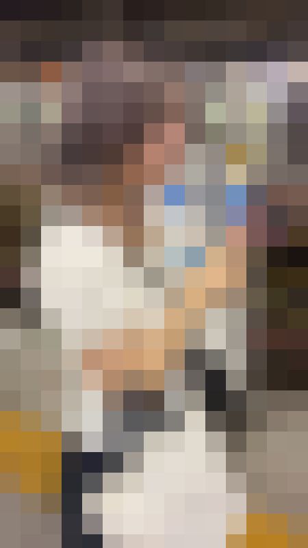 【おっぱいの膨らみ対決4】にこっと笑う表情が可愛いギャルと可愛い明るいショートヘア女子の胸の膨らみバトル! サンプル画像4