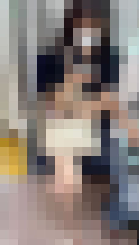 【再販】紺ポロワンピースの女性 脚を組んでサンダルを動かす様子 サンプル画像2
