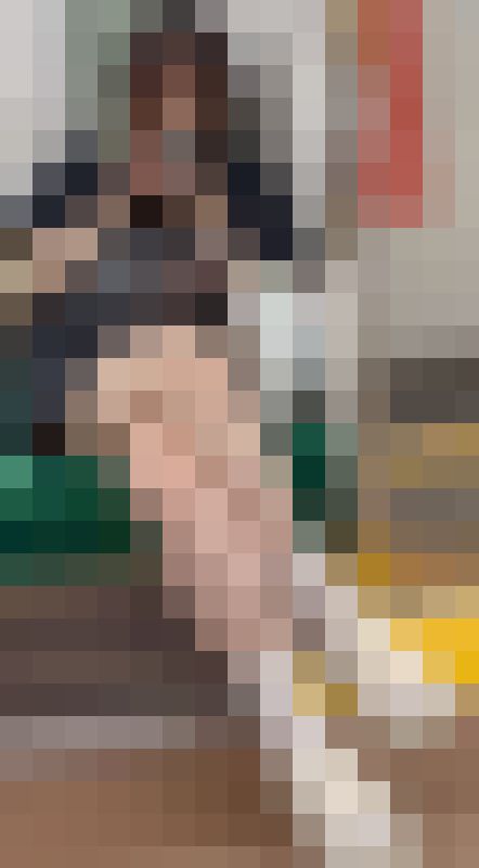 【再販】黒ミニワンピ姿で座席に座り脚を組む女性　サンプル画像1
