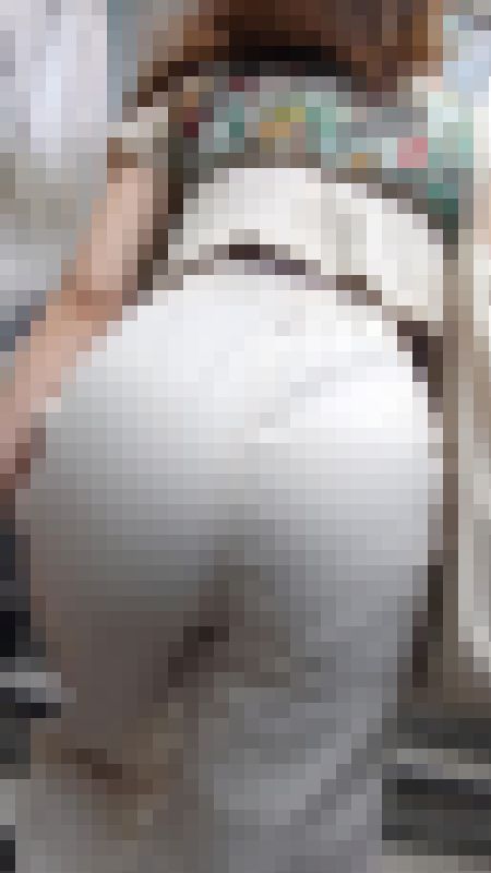 ちょっと突き出し過ぎ!パツパツのパンツが張り裂けそうなお姉さん。3選 サンプル画像1