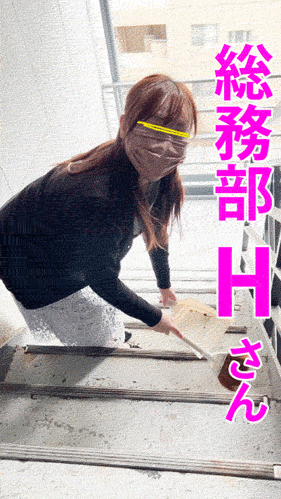 【同僚OLの乳首/胸ちら#55】人妻総務部のお掃除中の胸チラ・パンチラ 2名 サンプル画像