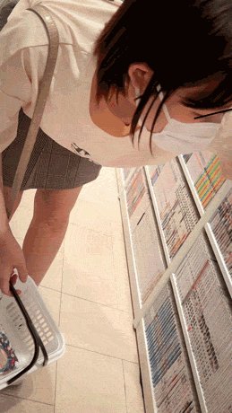 【ノーブラ揉みVOL.13】ノーブラ美乳JDを店内で揉みまくり !押し倒し逃げ場無し→大量ぶっかけ!! サンプル画像