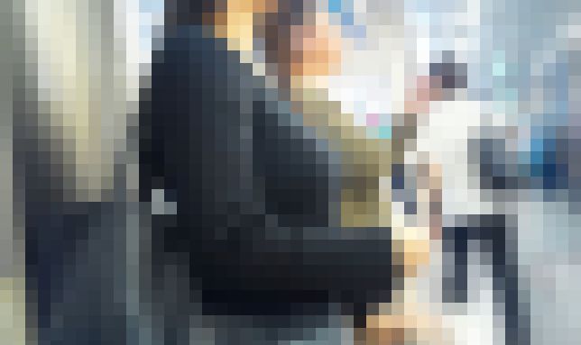 ニットを突き上げる美爆乳！待ち合わせする清楚系美人お姉さんの膨らみがエロ過ぎるなど。　サンプル画像1