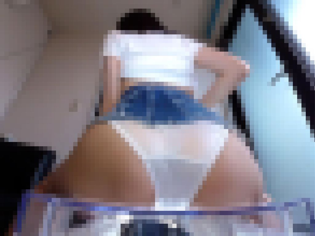 【再販】パンツ丸見え『透明椅子』?純白デカパンのちっぱいちゃん? サンプル画像2