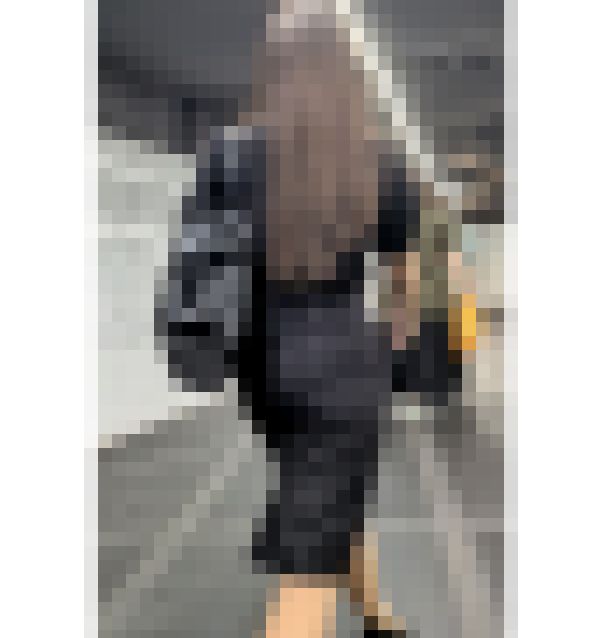 【604】膝丈のタイトスカートを見せつけて歩く都会のOLさんを追う！　サンプル画像1