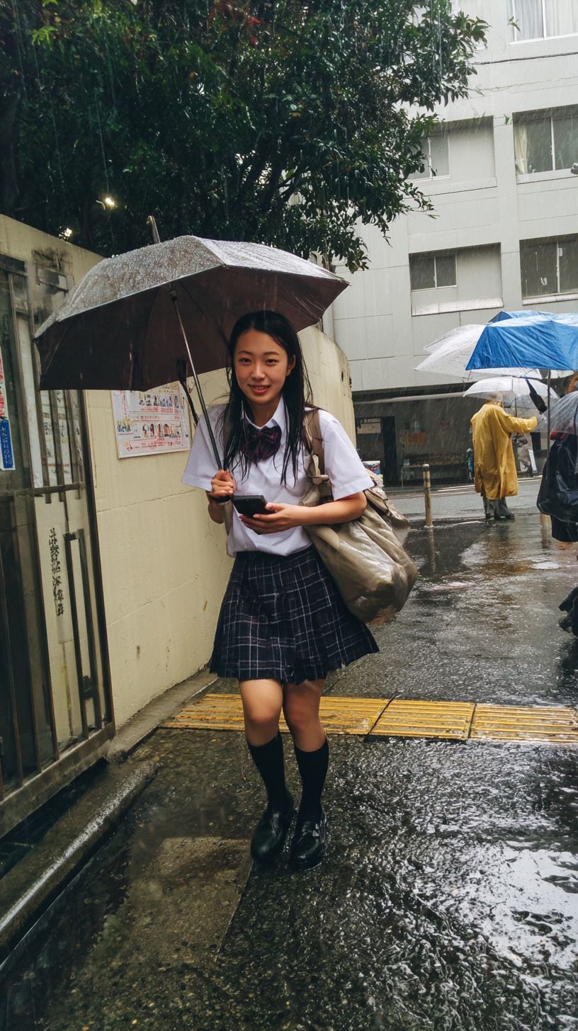 びしょ濡れ女子画像　富山県　富山市　2025年12月14日　びしょ濡れ　ゲリラ豪雨　画像